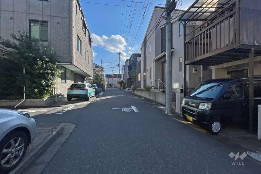 敷地東側の前面道路（北側から）