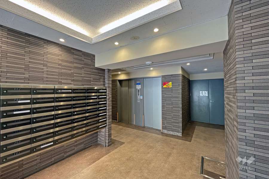 エントランスホールと共用ポスト