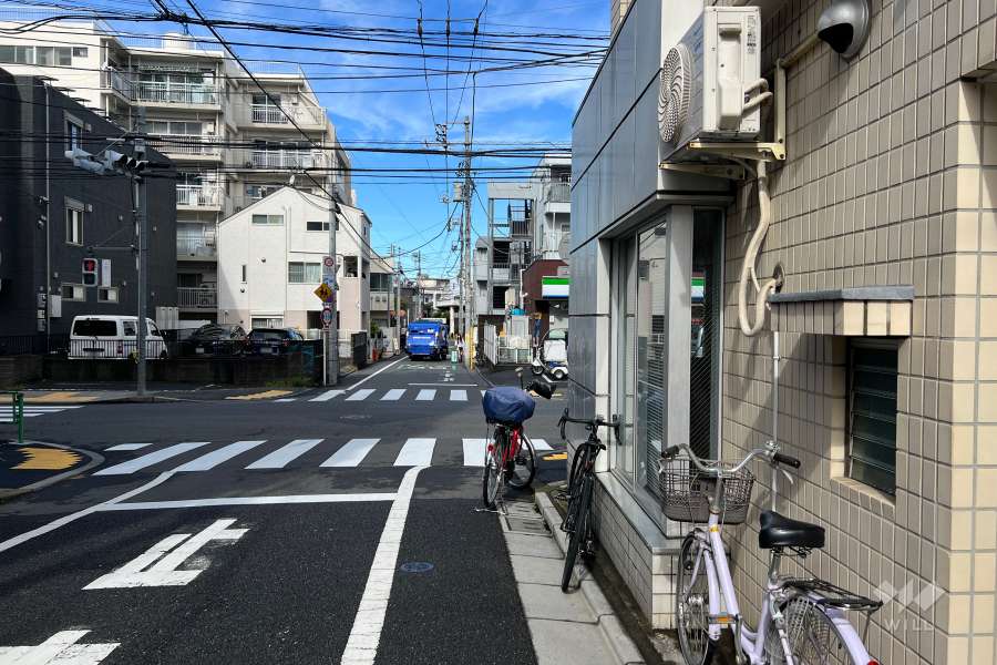敷地西側の前面道路