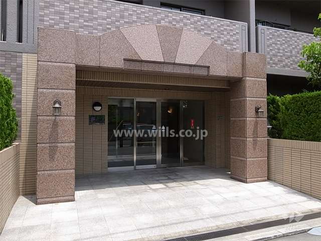 石とタイル張りのエントランス