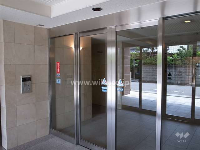 エントランスはオートロック付きです。