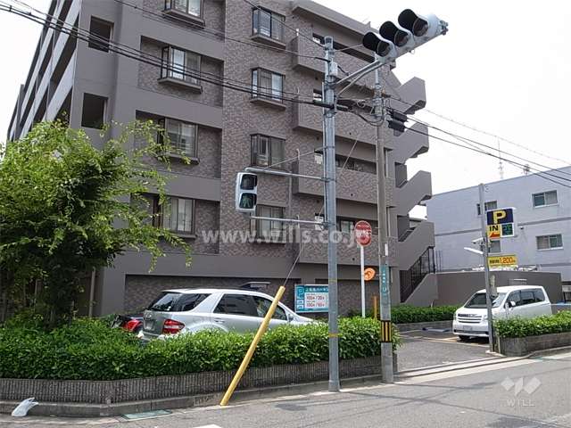 敷地北側一部はコインパーキングになっています。