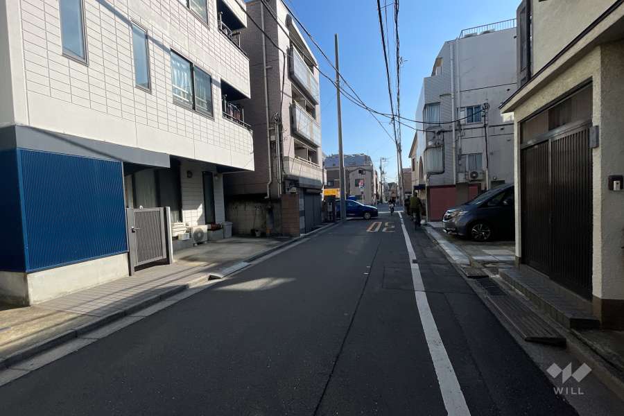 敷地の東側前面道路（北側から）