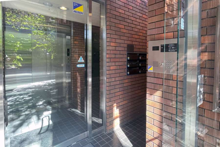 エントランスはオートロック付きです。