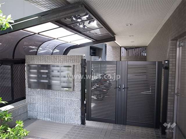 共用ポストと駐輪場
