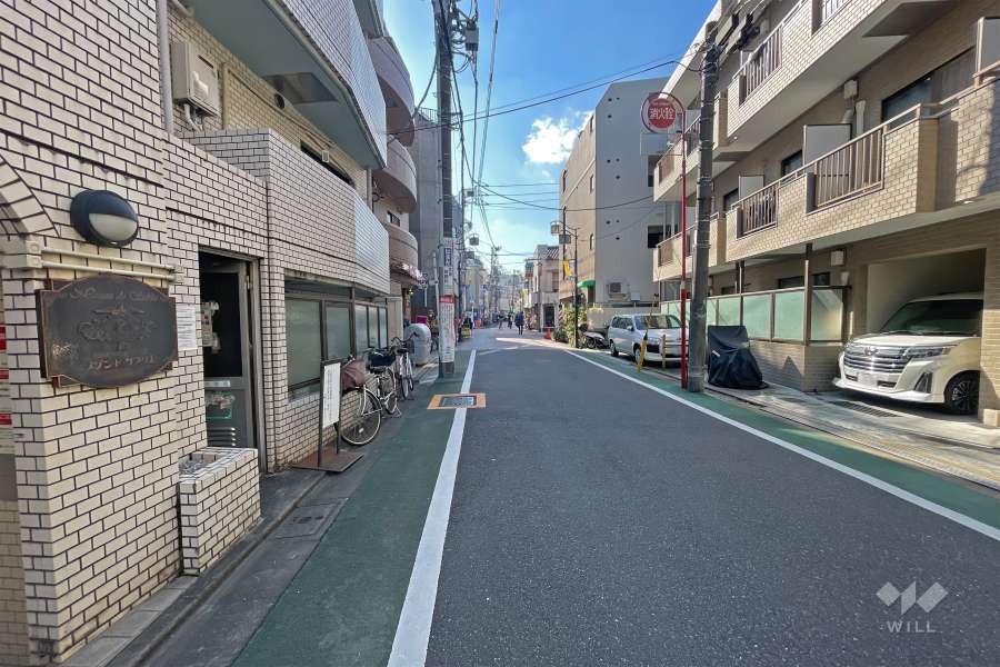 敷地北西側の前面道路（北東側から）