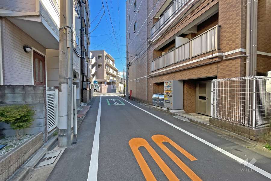 敷地の北側前面道路（西側から）