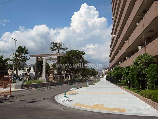 敷地西側の前面道路は、廣田神社の参道です。