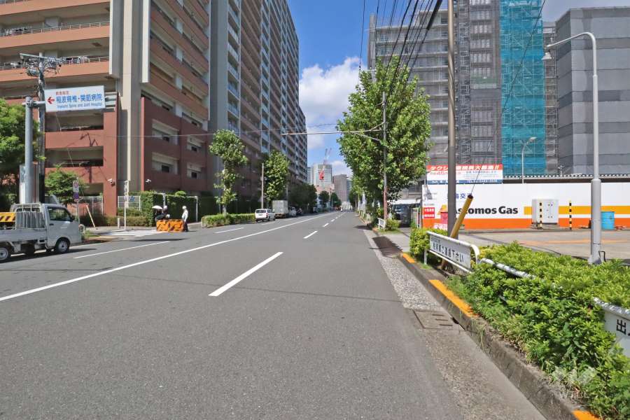敷地東側の前面道路は天王洲通りです(南側から)。