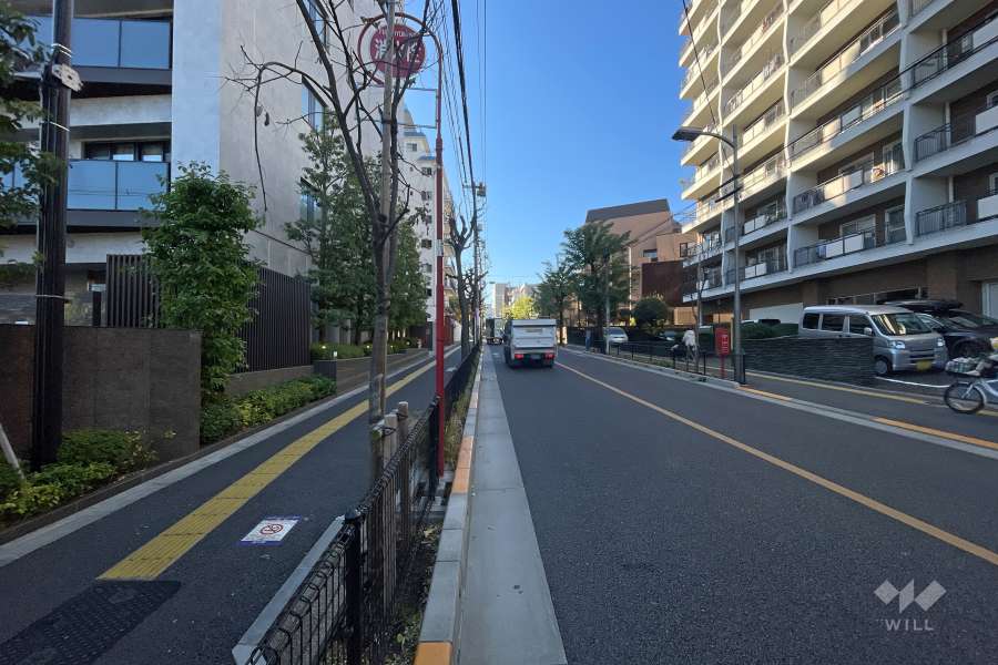 敷地の北西側前面道路（北東側から）