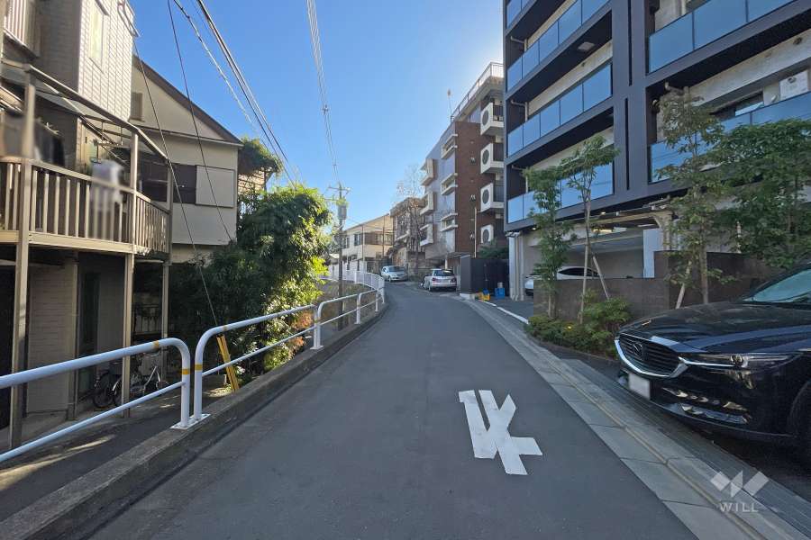 敷地の北東側前面道路（北西側から）