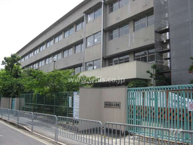 マンション西側は平木小学校です。