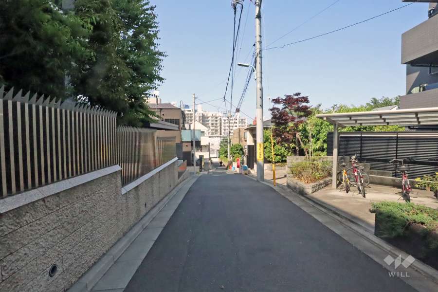 敷地北西側の前面道路(南西側から)