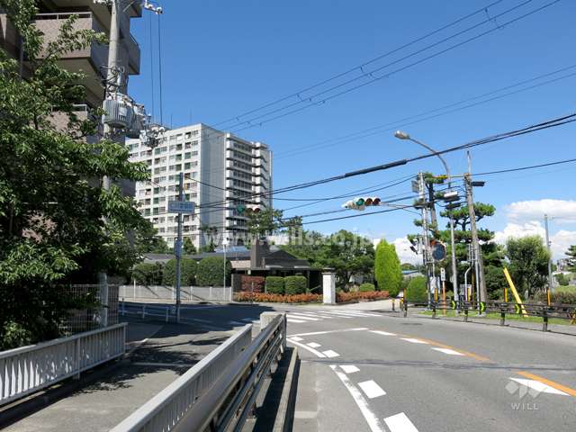敷地の南側、東側には二車線のバス通りが走っています。