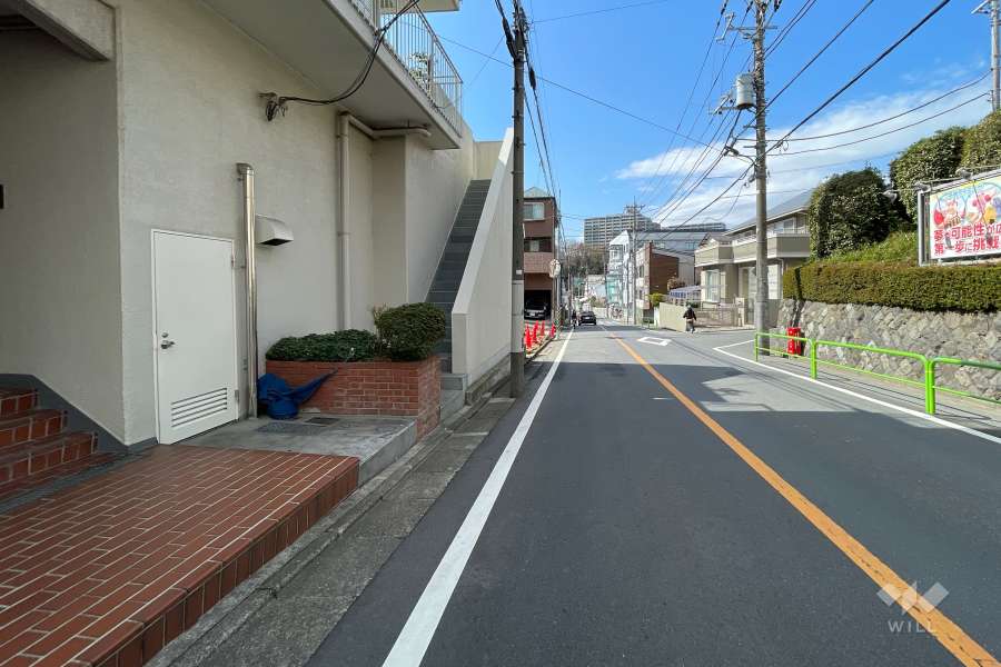 敷地北側の前面道路