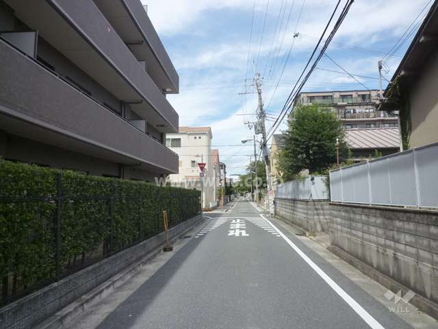 敷地東側の前面道路（南側から）