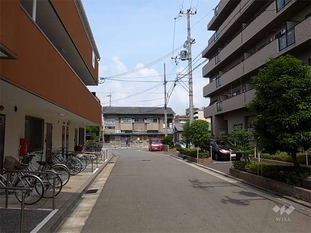 敷地南側の前面道路。通りより一本中に入っており、静かです。
