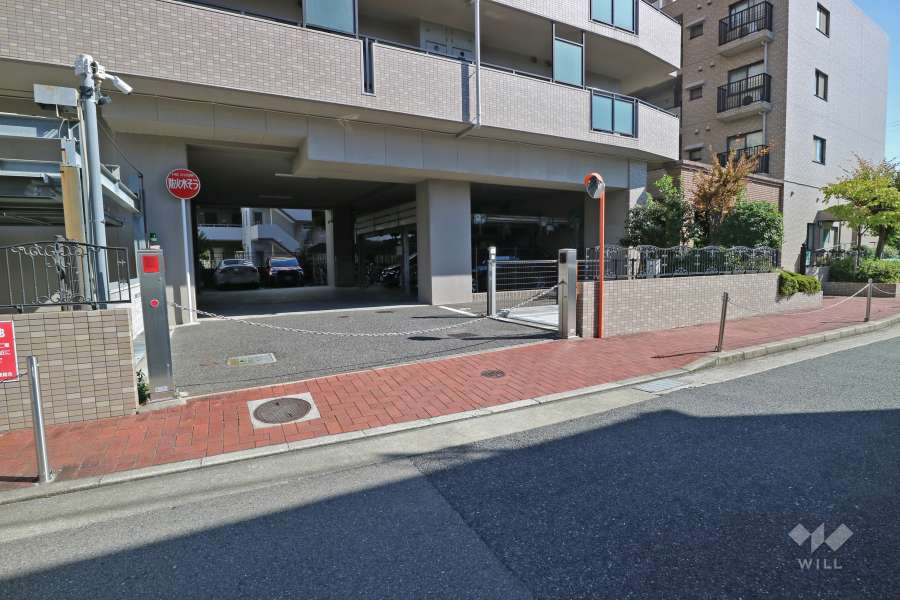 駐車場の出入口（ロボットゲート付き）