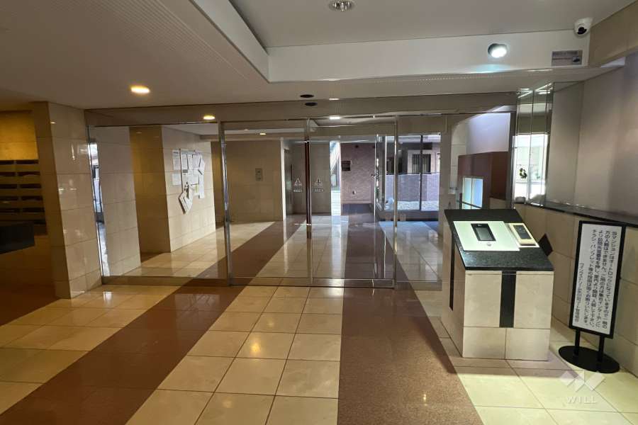 エントランスはオートロック付きです。