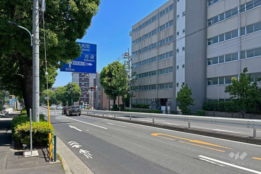 敷地の北西側前面道路は環七通りです（南西側から）。