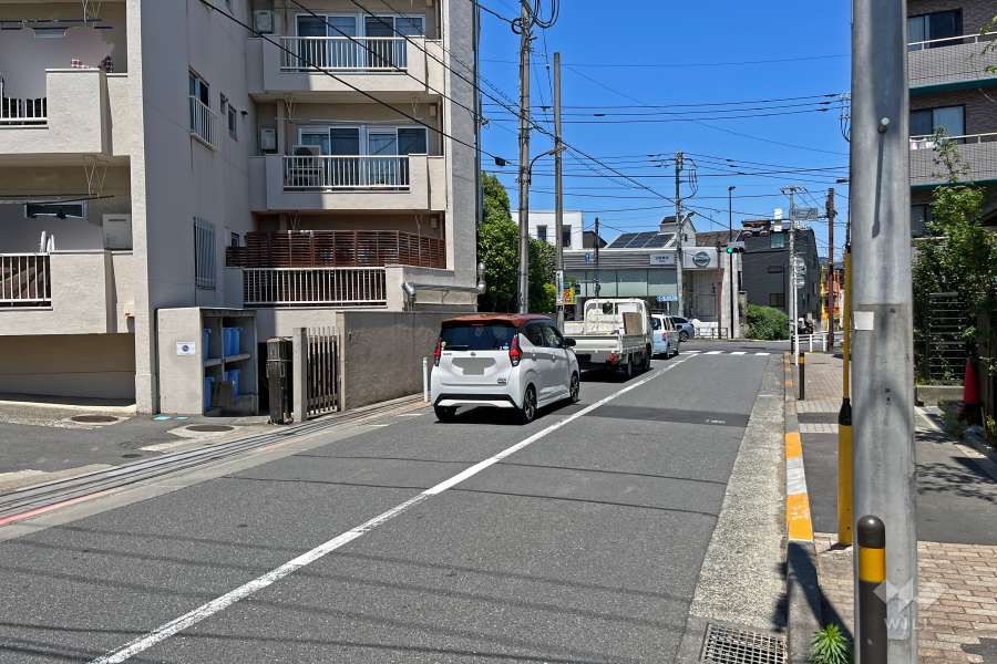 敷地の東側前面道路（南側から）