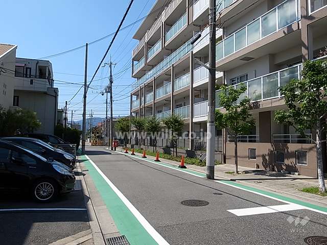 敷地南側の前面道路。敷地に周囲に公開空地が設けられています。