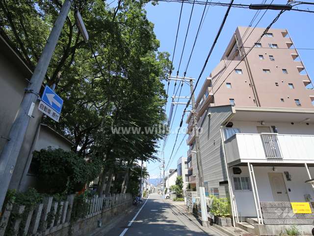 敷地南側の前面道路。目の前に『甲子園八幡神社』があります。