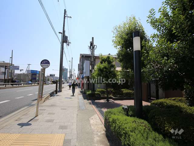 敷地北側は国道2号線に面しており、目の前にバス停があります。
