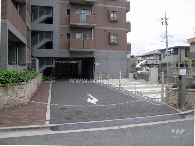 ロボットゲート付きの敷地内駐車場