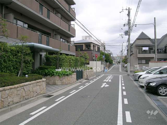 周辺は区画の整った住宅地です。