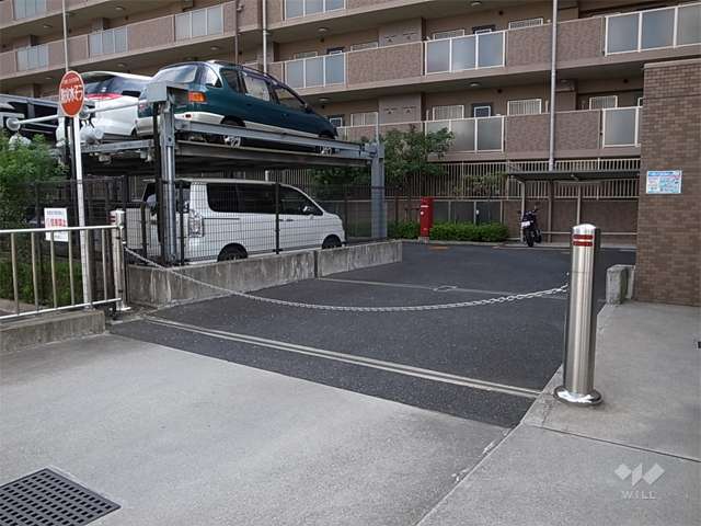 駐車場の出入り口にはロボットゲートが設置されています。