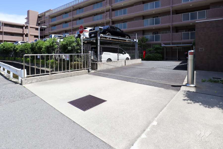 駐車場の出入口（ロボットゲート付き）