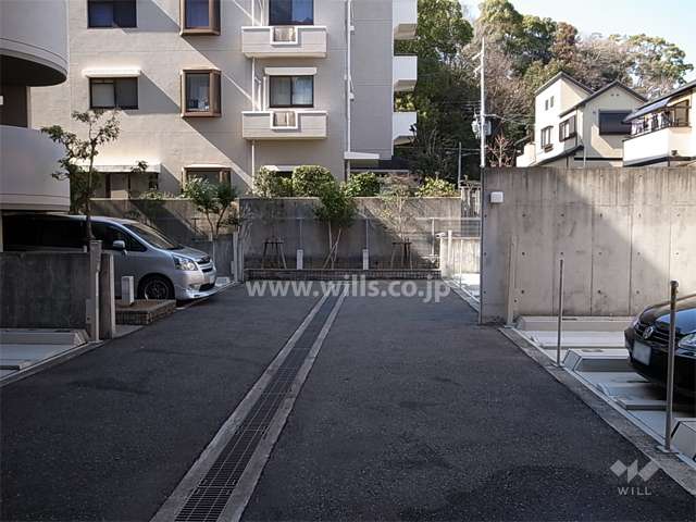 駐車場は平面式と機械式があります。