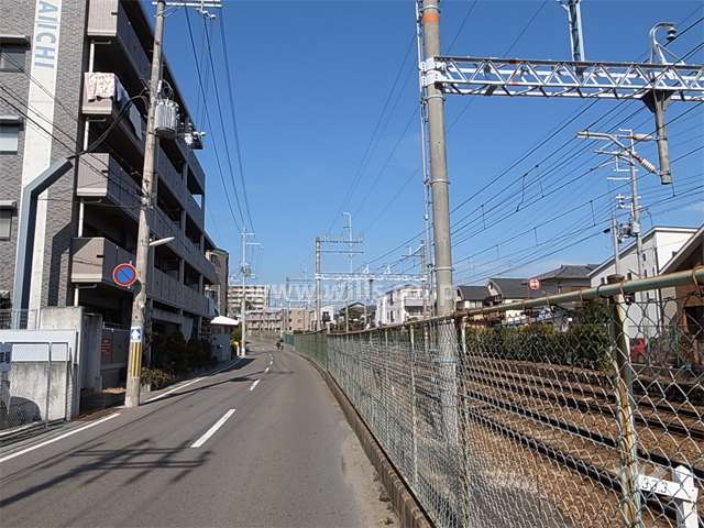 敷地の東側には道を挟んで、阪急今津線が走っています。
