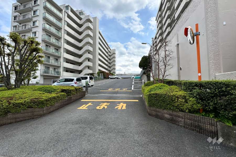 駐車場の出入り口（ロボットゲート付き）
