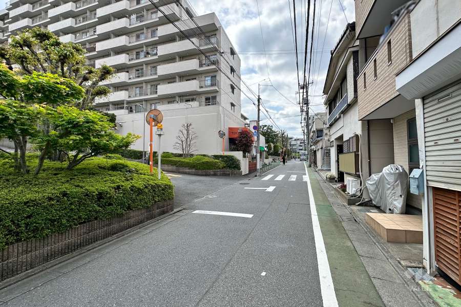 敷地北側の前面道路