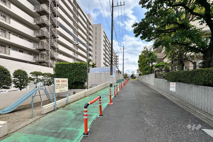 敷地西側の前面道路