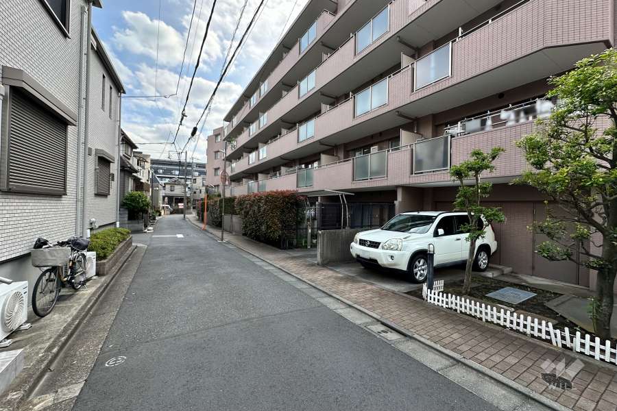 敷地の東側前面道路（北側から）
