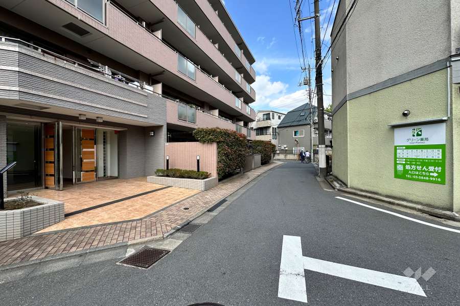 敷地の南側前面道路（西側から）