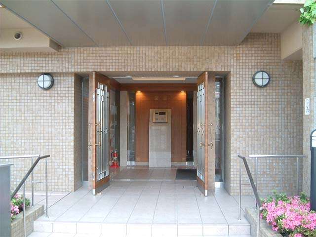 エントランスはオートロック付きです。