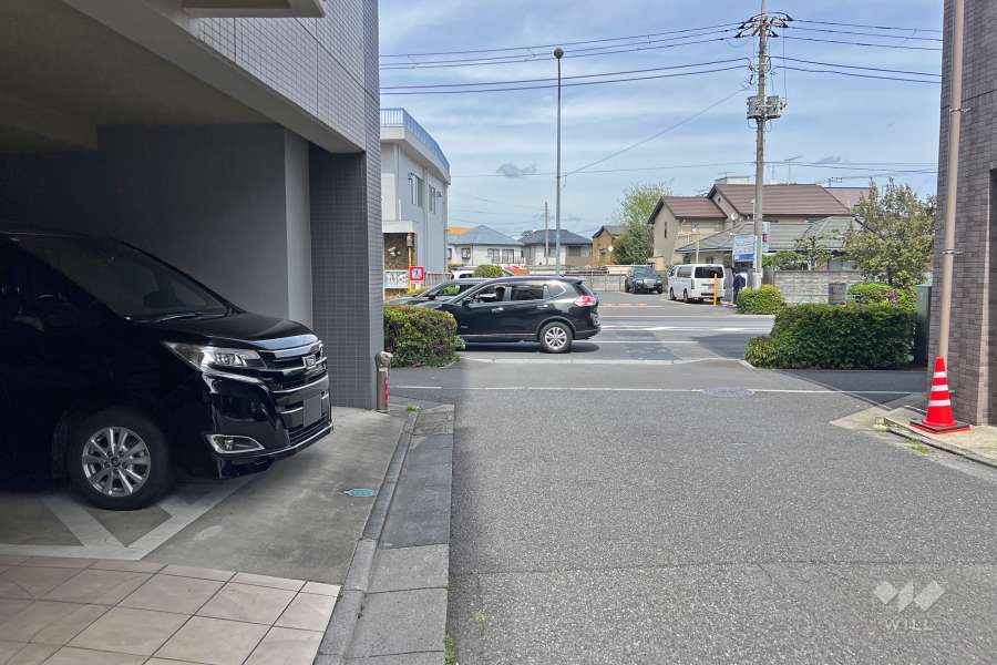 敷地の南東側前面道路（南西側から）