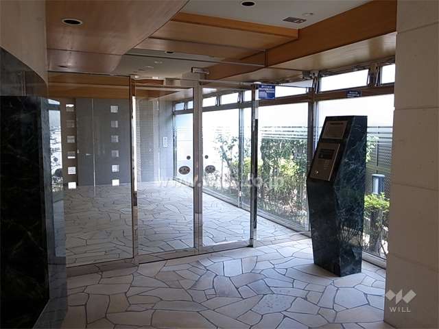 エントランスはオートロック付きです。