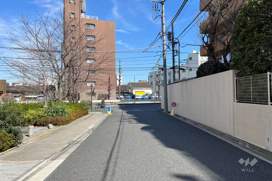 敷地西側の前面道路