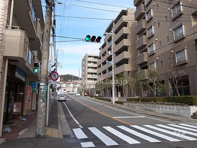 敷地西側の前面道路