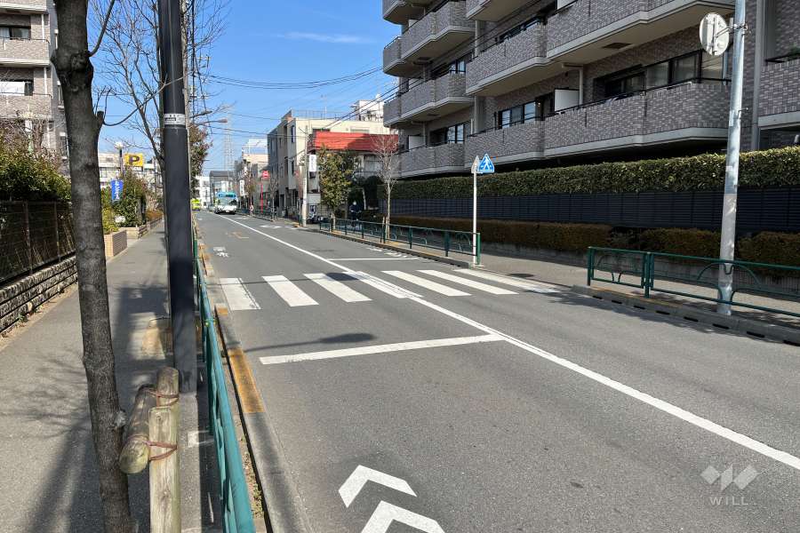 敷地西側の前面道路