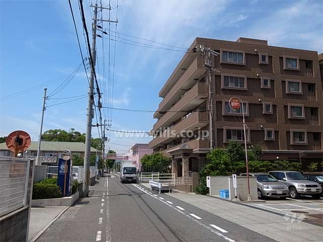 ライオンズマンション香櫨園の遠景。敷地西側の前面道路（南側から）