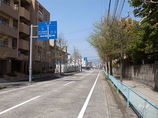 敷地北側の二車線の通り