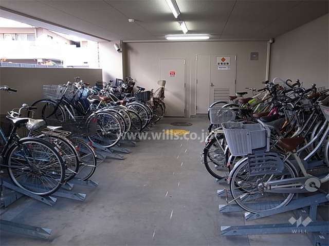 エントランス横にある屋内の駐輪場