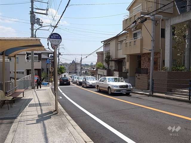 目の前にバス停があります。