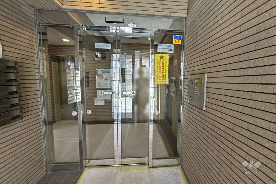 エントランスはオートロック付きです。